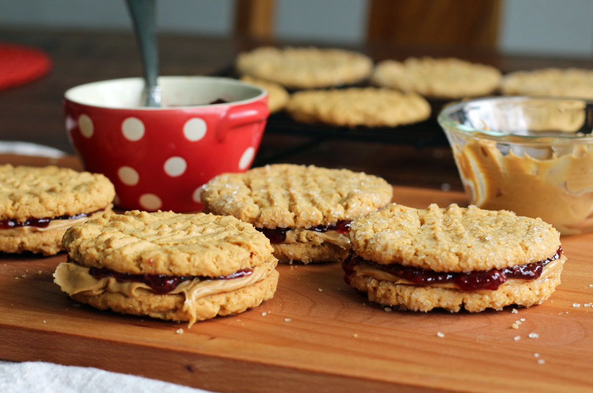 https://www.artfuldishes.com/wp-content/uploads/2019/05/Flourless-Peanut-Butter-and-Jam-Cookie-Sandwich-6.jpg